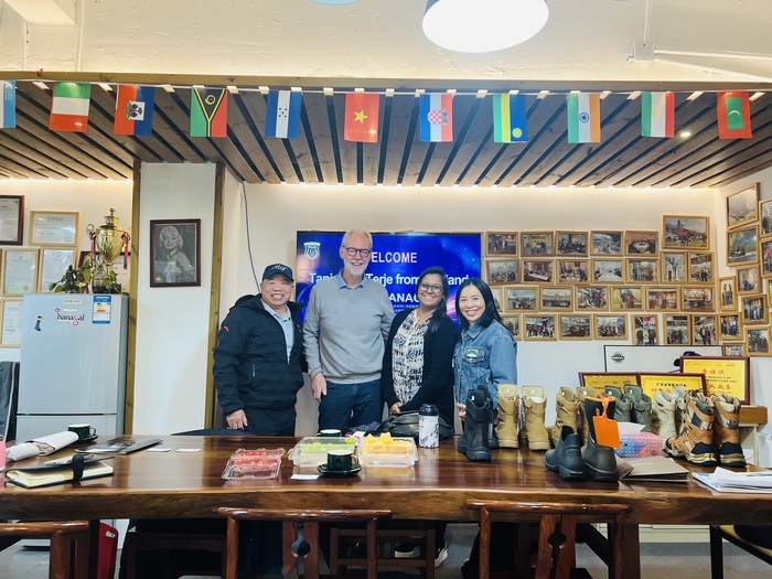 انڈسٹری میں نئے مواقع تلاش کرنے کے لئے ناروے اور ڈنمارک کے صارفین گوانگ ہناگل جوتے کمپنی ، لمیٹڈ کا دورہ کرتے ہیں۔