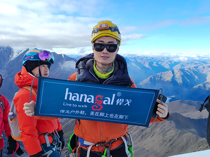 برف سے دوچار چوٹیوں کو فتح کرنا: انتہائی مہم جوئی کے لئے قابل اعتماد پیدل سفر کے جوتے